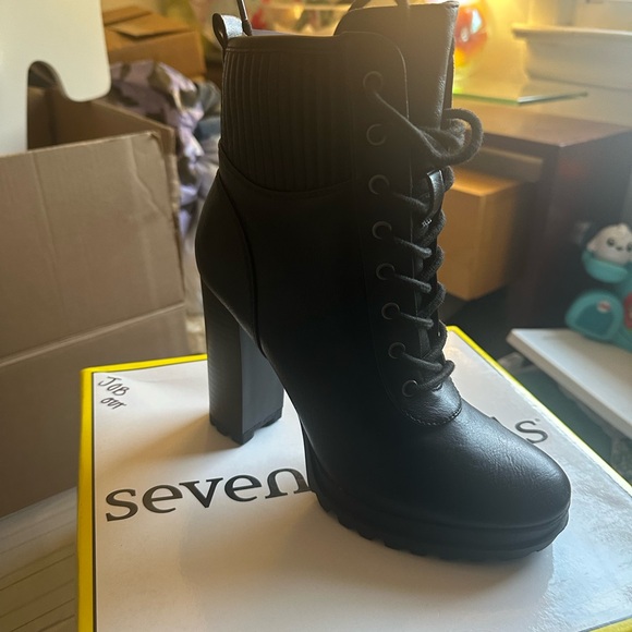 Beaut black boots womens size 6.5 NEW! Perfect
Brand seven dials! - Picture 2 of 3